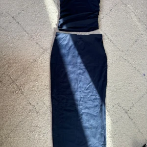 Blått set - Säljer detta super snygga mörk blåa set. Ett linne med en tillhörande tight kjol. 