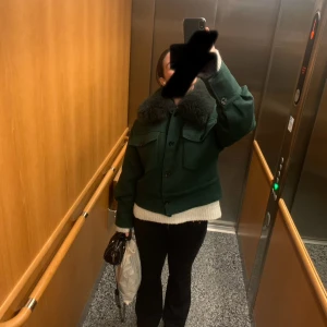 Meotine jacka - Säljer min gröna Meotine jacka i strl m/L sitter snyggt på mig som är s. Ena knappen lossnat så den är utbytt mot en annan, även en knapp vid ena fickan sitter löst men kan lätt sys på. Den är annars i bra skick nypriset är 2800kr, priset kan diskute