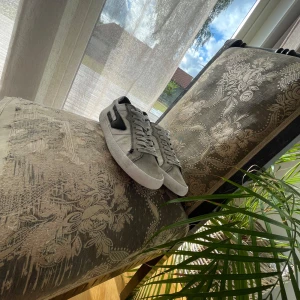 Diesel skor  - Storlek 42 men dem sitter lite stort så typ 42,5-43. Bra skick men lite små skavanker i hälen. Dma vid minsta lilla fråga!🤩🤩🕺🕺nypris 2400 mitt pris 800✌️🤩😱