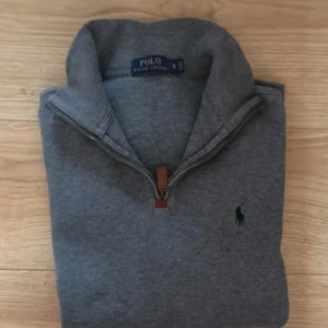 Ralph lauren halfzip - Tja, säljer nu en riktigt schysst halfzip i ett perfekt skick 10/10. Inga defekter. Tveka inte att höra av dig vid minsta fundering♠️
