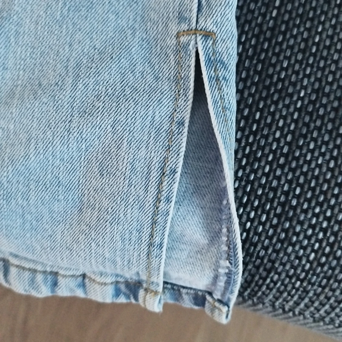 Ljusa jeans med slits - 92