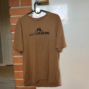 J Lindeberg T-shirt - J Lindeberg T-Shirt Knappt använd har mest legat i garderoben  Storlek M