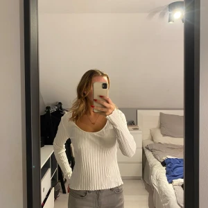 Vit ribbad tröja från H&M - Säljer en snygg och stilren vit ribbad tröja från H&M.
