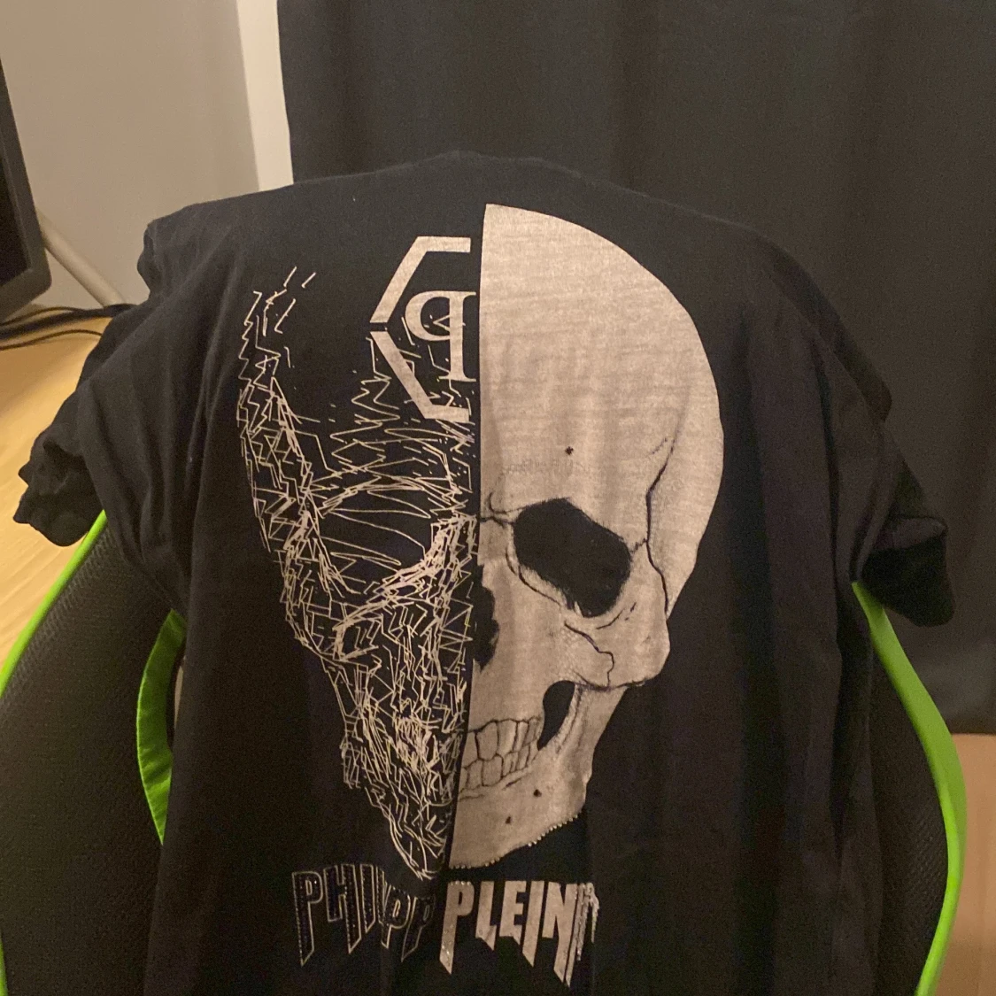 Säljer min Philip plean t shirt liten på mig 