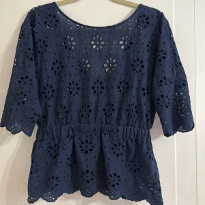 Mint and berry topp - Jag säljer en Mint and Berry blus som är i super fint skick, jag köpte den 2022 men är alderles för stor så jag har nästan aldrig använt den✨ Säljer för billigt pris då det inte är det populäraste märket😋