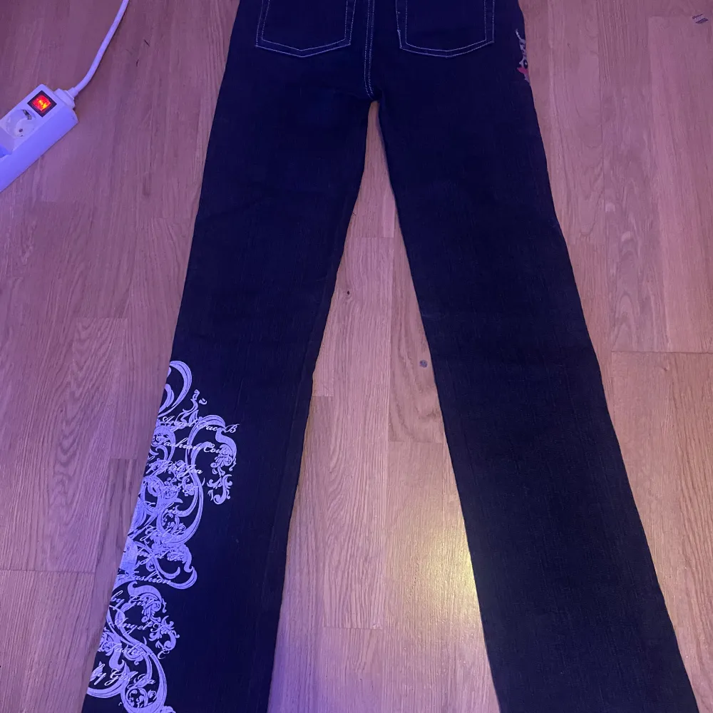 Mörka demin jeans med tryck på modell straight men ser bootcut ut. Köpta second hand för 450 använt 2-3 gånger. Passar mig som är storlek 32-34 men ganska löst vid midjan så skulle säga storlek 36💗 priset kan diskuteras💗 vet ej märket . Jeans & Byxor.