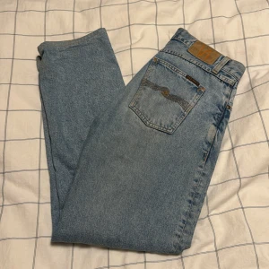 Nudie Jeanseo  - Tjena, säljer dessa nudie jeanseo då jag inte använder dom lika mycket längre.  Köpte dom i butik där dom också sydde upp längst ner typ 2cm. Bara skriva om du har några funderar💸