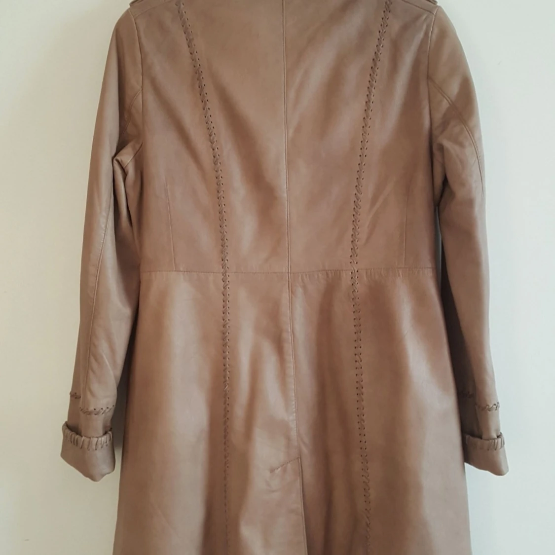 Beige skinnkappa med blommigt foder - 90