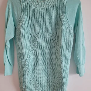 Mintgrön stickad tröja från Karen Millen - Säljer en superfin mintgrön stickad tröja från Karen Millen. Den har en snygg ribbad design framtill och är gjord av en mjuk blandning av viskos och polyamid. Perfekt för både vår och höst! Tröjan har långa ärmar och en normal passform. Passar perfekt till jeans eller kjol för en avslappnad men stilren look.