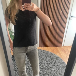 Gråa bootcut jeans  - Säljer dessa gråa bootcut jeans från Gina tricot som är i bra skick trotts använda💗 tyvärr har den blivit för korta på mig. Nypris: 500kr, säljer för 150kr (pris kan diskuteras)