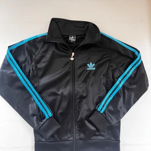 Addidas kofta - Säljer denna jätte snygga addidas kofta. Varan är i storlek M, men jag skulle säga att den även passar XS/S! Koftan är i väldigt fint skick, inga defekter. Hör av er vid frågor!