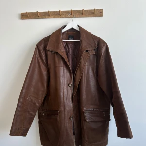 Brun oversized läderjacka - Snygg jacka oversize men som tyvärr inte kommer till användning. 600:- 
