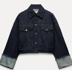 zara denim jacket  - Jätte fin jeans jacka från zara! endast använd ett fåtal gånger så k väldigt bra kondition🩵