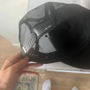 Svart keps från Amiri - Säljer en snygg svart keps från Amiri. Fick denna i utbyte så vet ej om detta är en pandabuy eller ej. Priset är inte hugget i sten. 