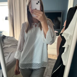 Blus - Vit blus från vero Moda. Fint skick men det har ett hål vid armen. Använd ett få antal gånger så skulle säga okej skick även fast det är hål. Men det är något jag tror man lätt skulle kunna fixat jag har bara inte tagit tag i det och gillar inte den