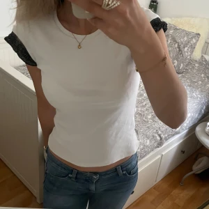 T shirt - T shirt med svarta detaljer från Zara. Sparsamt använd ❣️