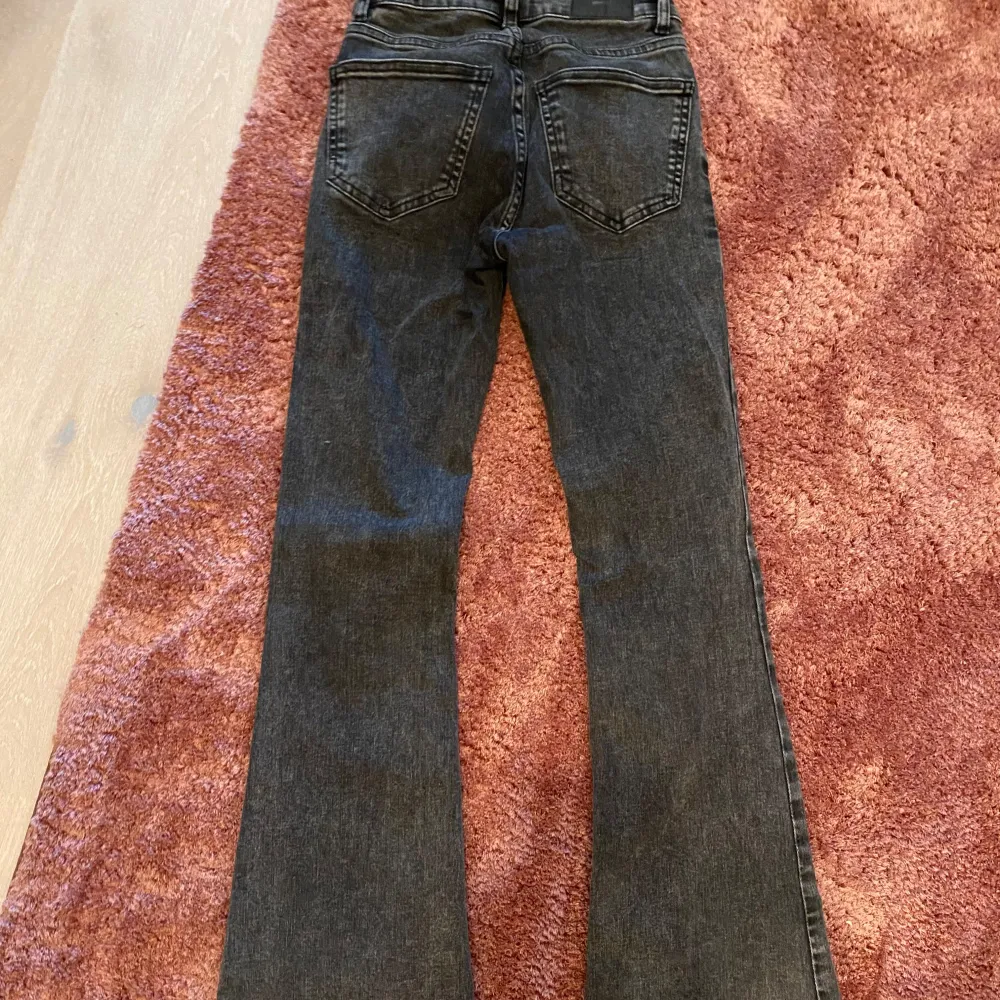 Gråa low waist boot cut jeans från Gina . Storlek 32. Använda men i gott skick. Dem är för små för mig🥰❤️. Jeans & Byxor.