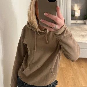 Hoodie  - Super skön brun/beige hoodie, Använd fåtal gånger!💕