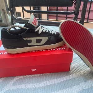 Diesel S-LEROJI LOW - Tja! Säljer dessa snygga Diesel skorna som är i riktigt bra skick. Nypris ungefär (2300kr) skriv om ni har frågor! 