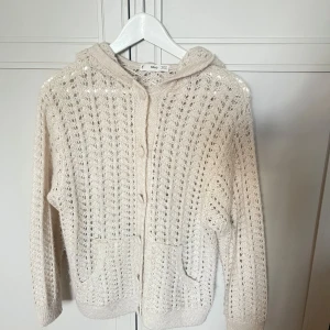 Vit virkad tröja - Superfin vit virkad tröja från mango💕nästan aldrig använd!! Storlek XS men skulle säga den passar XS-M