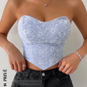 Blå topp - Supersöt blå prickig topp med stretch i bak💗Använd fåtal gånger 