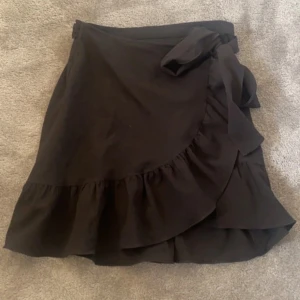Volangkjol - Kort volangkjol från vero Moda i storlek s. 