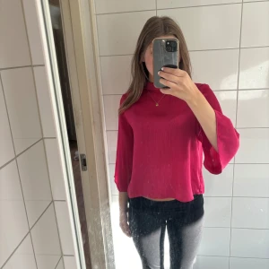 Blus - En fin blus ifrån ZARA, använt en gång därför säljer jag den🩷