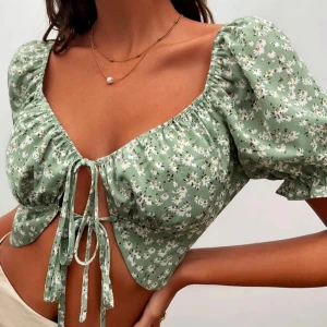 Grön topp  - Blommig från topp med knyten i fram. Aldrig använd så är i mycket bra skick💗