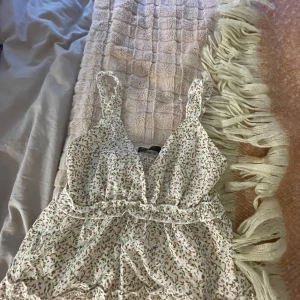 30kr styck!!!!!! Tre stycken toppar från shein. - Alla tre toppar är i storlek 34/xs den vita toppen sitter dock tight vid bysten. Säljer pga ingen användning. 