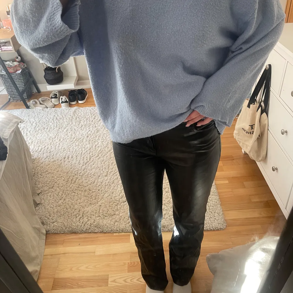 Bra skick  Säljer för att dom är för korta för mig, jag är 175 cm lång🫶🏻. Jeans & Byxor.