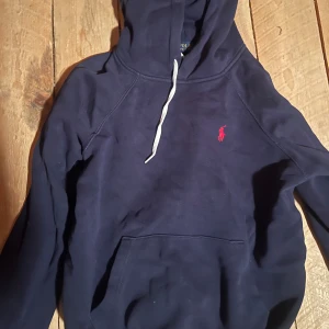 Mörkblå ralph lauren hoodie - Så snygg passar perfekt till hösten! Original priset 1600kr. Den är som ny i skicket! 