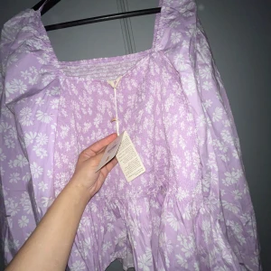 Tunn tröja  - Puffärmar tunn tröja lila med blommor