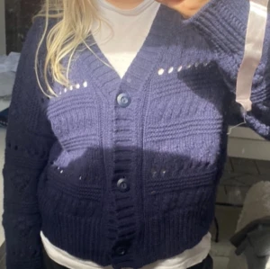 Mörkblå kofta - Superfin mörklblå kofta från Scalpers. Jag har aldrig använda den. Nypris runt 1000kr 😇 Storlek L men mer som en S/M