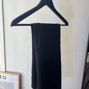 Svart klänning från Nelly - Slits bak