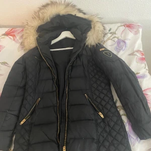 Rockandblue vinterjacka ,Dam - Säljer min Rockandblue vinterjacka som är perfekt för kalla vintrar. Jackan har använts en säsong och är i mycket gott skick och bekväm.äkta päls. Mycket bra skick, inga fläckar eller skador. Jackan har förvarats på en galge och är noggrant tvättad.