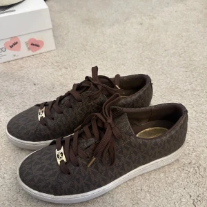 michael kors skor  - Används inte, bra skick. Pris kan diskuteras