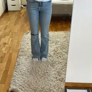 Jag säljer mina favorit jeans från Gina som har blivit för små för mig💕 Använda men ändå bra skick! De har slitningar längst ner och ett hål på knät!! 💕De är slut på Ginas hemsida men modellen  heter full lenght flare🤩Köpte för 499kr!