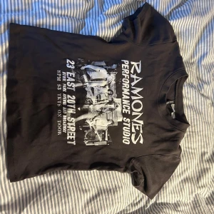 Tshirt  - Jätte SÖT tröja nu till hösten. Helt i nysckick, använd en gång. Storlek är xs men kan absolut passa en S. Har tyvärr ingen bild när jag har på den men den passar som en ”baby tee” och är alltså lite croppad