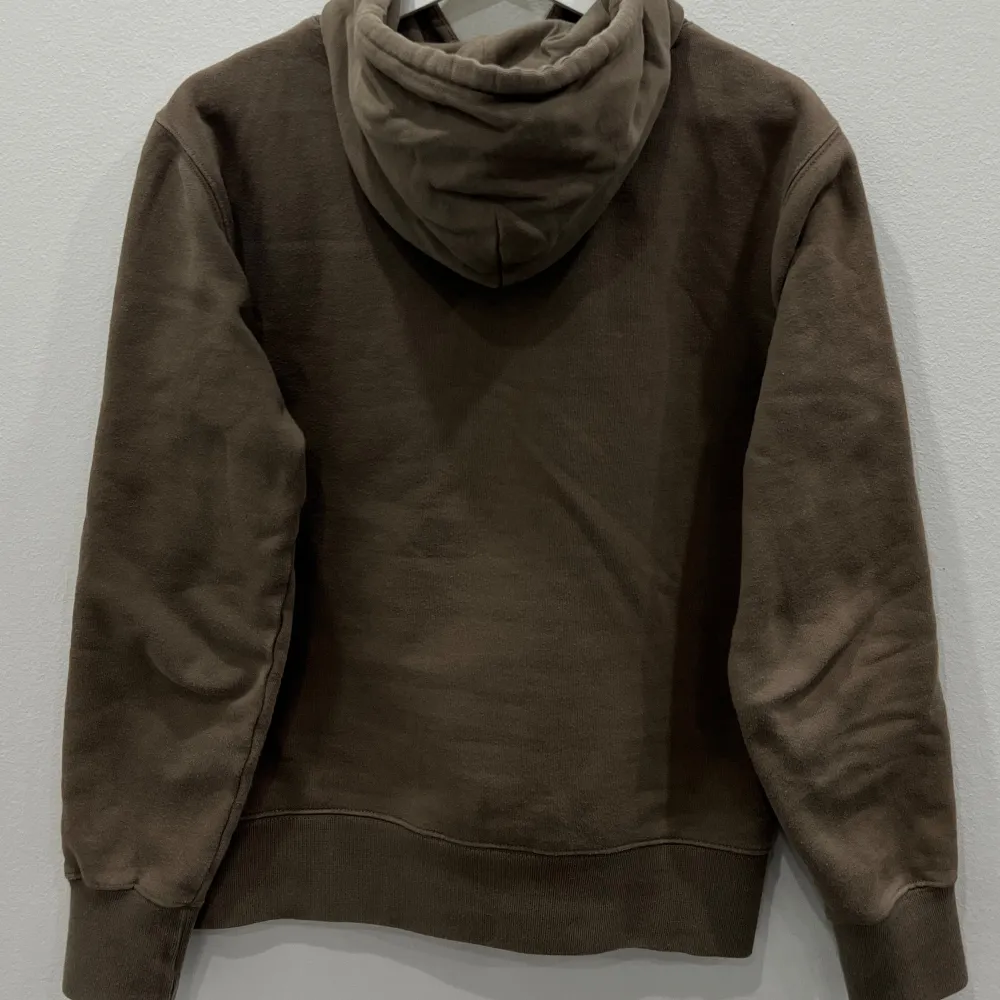 En brun/beige hoodie, skön att ha till vardagen, storlek S, skriv för fler frågor.. Hoodies.