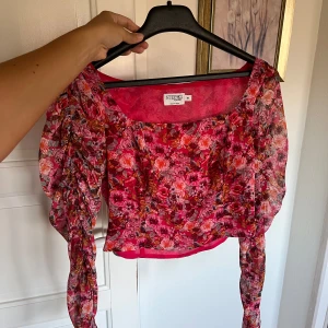 Sommartopp - Säljer denna fina sommartopp - passar XS-S <333 80 kr