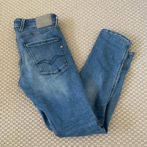 Replay Anbass - Tjena! Säljer nu dessa schyssta jeans från replay i den eftertraktade modellen ”anbass” | Jeansen är mycket sparsamt använda, skick: 9/10 | Kontakta mig vid eventuella frågor 🙌