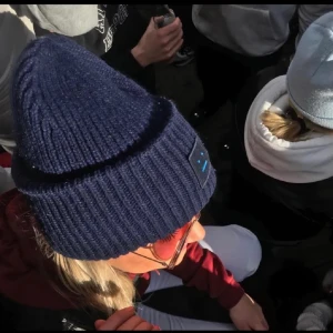 Acne mössa  - Blå acnemössa i fint skick 