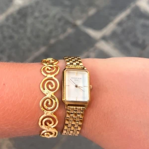 Rosefield klocka - Väldigt fin smal liten klocka från guldfynd av märket rosefield har kartong kvar. Klockan har enstaka repor men annars hålt sig extremt fin! Nypris 2000kr