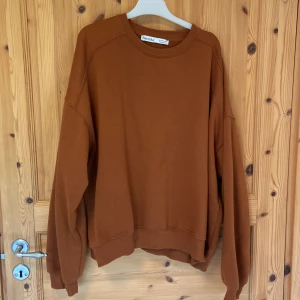 Brun sweatshirt😍 - Brun sweatshirt som är riktigt skön! Den är i storlek S men lite oversize😍 tyvärr har den en liten fläck men ingenting som jag har tänkt på innan! 