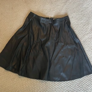 Nakd skinnkjol  - Fin svart skinnkjol från nakd🤍använd 1 gång❤️säljs i befintligt skick 