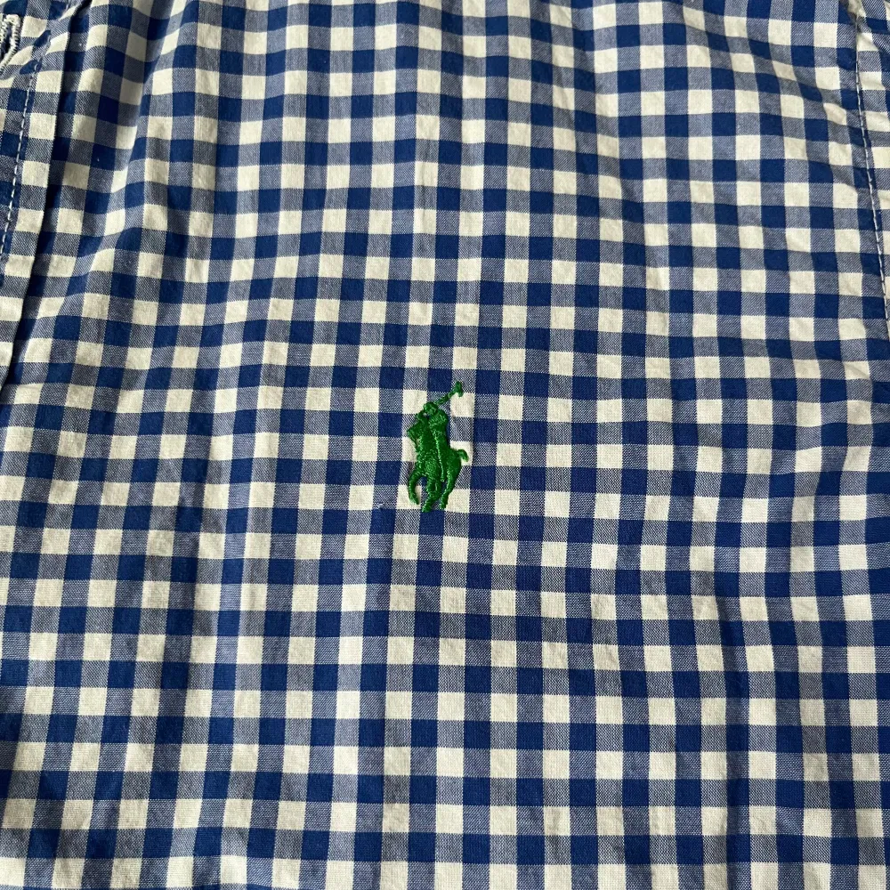 Väldigt fräsch Ralph lauren skjorta! Skjortan är blå rutig och storleken är L(14-16) alltså barn storlek!. Skjortor.