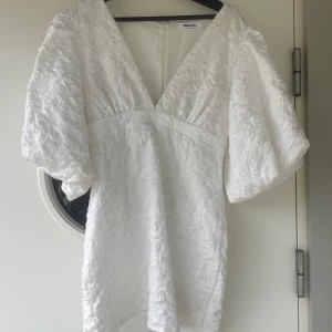 Vit klänning - Superfin vit klänning från Showpo i storlek 36. Endast använd 1 gång, på studenten. Superfin på midsommar eller student ❣️ nypris 1100kr exkl tull avgift
