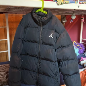 Säljer en äkta Jordan Air puffer jacket - Den är nästan helt ny, är bara använd en gång. Den är varm och perfekt för vintern. Priset kan diskuteras 