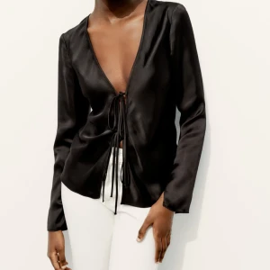 Blus zara - Säljer en helt oanvänd blus från zara som man knyter, prislapp kvar. Perfekt som festtopp ☺️