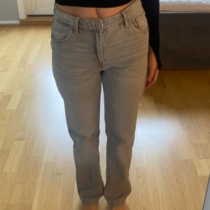 Nya jeans - Säljer dessa jeans från Bershka. De är kort modell och passar perfekt om man är typ 157-165. Sparsamt använda🩶
